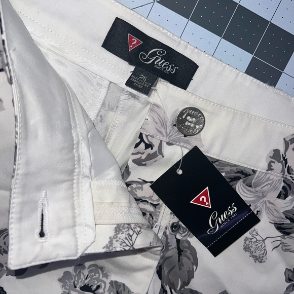 Guess Shorts, Women’s 25, white with grayscale flower print, NWT - Picture 3 of 6